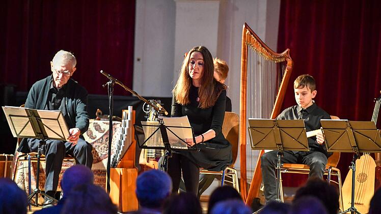 Tanja Kinkel (Mitte) mit der Capella Antiqua Bambergensis in der Aula des Franz-Ludwig-Gymnasiums Foto: Ronald Rinklef
