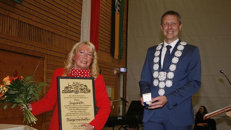 Für ihr jahrelanges Wirken zum Wohle der Stadt und der Bürger wurde Ingrid Ott durch Bürgermeister Marco Steiner die Rödentaler Bürgermedaille verliehen. Foto: Martin Rebhan