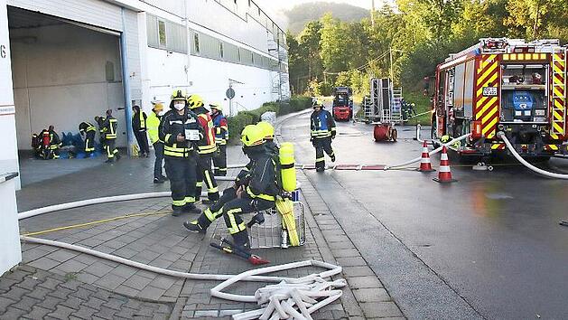 Arbeit erledigt: Beim Brand in einer Kartonagenfabrik in D&ouml;rfles-Esbach hatten die &uuml;ber 30 Einsatzkr&auml;fte die Situation schnell unter Kontrolle.