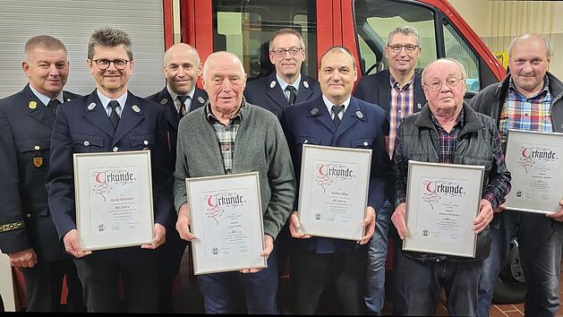 Die geehrten Mitglieder der Feuerwehr Roth: (vorne von links) Gerd Schmitt (40 Jahre), Josef Roth (60 Jahre), Heiko May (40 Jahre), Gustav Kirchner (60 Jahre) und Matthias Gütter (25 Jahre) erhielten ihre Urkunden und den Dank für ihre Treue von (...