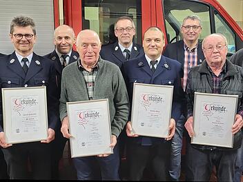 Die geehrten Mitglieder der Feuerwehr Roth: (vorne von links) Gerd Schmitt (40 Jahre), Josef Roth (60 Jahre), Heiko May (40 Jahre), Gustav Kirchner (60 Jahre) und Matthias Gütter (25 Jahre) erhielten ihre Urkunden und den Dank für ihre Treue von (...