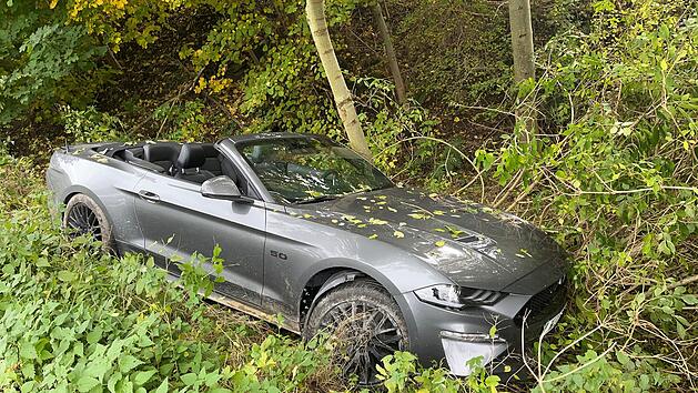 Mustang im Graben gelandet