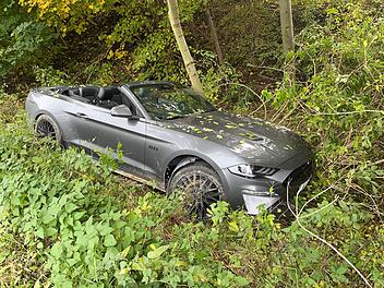 Mustang im Graben gelandet