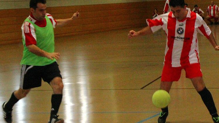 Ali Akdeniz (FC Mainstockheim) versucht Yalcin Kuruoglu (Rot-Weiß Kitzingen) bei der Ballannahme zu stören. Foto: Thomas