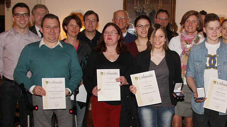 Bei der Sportlerehrung freuten sich 18 Sportler über eine Silbermedaille.