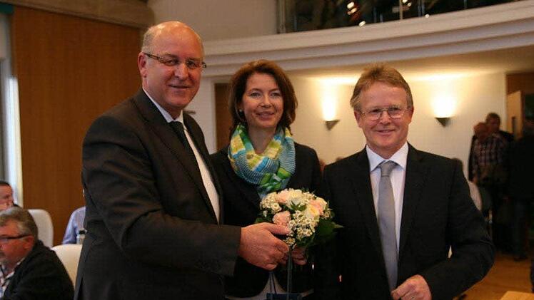 Erster Bürgermeister Klaus Homann gratuliert seinen Stellvertretern zur Wahl. Foto: Werner Baier
