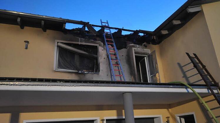 Die Bauweise des Hauses erschwerte die Löscharbeiten in Burgstall. Foto: Roland Meister