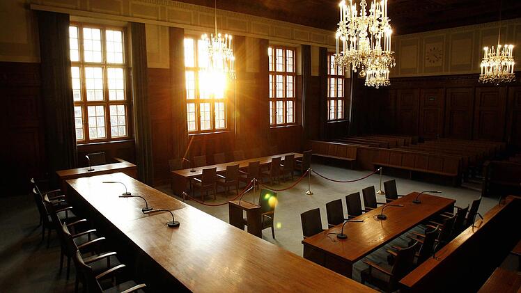 Blick in den Saal 600 des Nürnberger Justizgebäudes, der vor 60 Jahren als Schauplatz der Nürnberger Prozesse gegen die Hauptkriegsverbrecher der Nazi-Zeit gedient hatte.