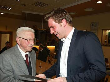 Seit 65 Jahren gehört Edmund Karch dem FC Eltingshausen an. Ihm heftete Martin Wende, stellvertretender Kreisvorsitzender des BLSV, das Ehrenzeichen in Gold an.  Fotos: Stefan Geiger