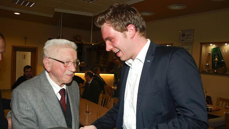 Seit 65 Jahren gehört Edmund Karch dem FC Eltingshausen an. Ihm heftete Martin Wende, stellvertretender Kreisvorsitzender des BLSV, das Ehrenzeichen in Gold an.  Fotos: Stefan Geiger