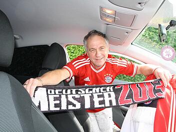 FC-Bayern-Trikot überziehen, Fanartikel raus und ab ins Stadion: Hermann Dietrich gewann gestern die letzten beiden Karten für das Champions-League-Halbfinale und machte sich natürlich sofort auf den Weg nach München. Foto: Ralf Ruppert