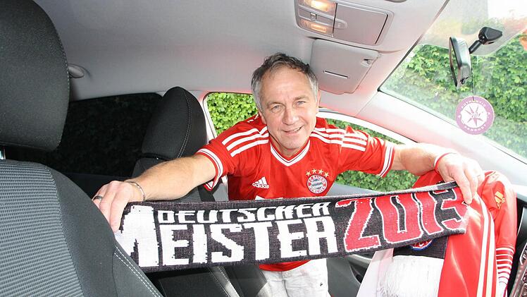 FC-Bayern-Trikot überziehen, Fanartikel raus und ab ins Stadion: Hermann Dietrich gewann gestern die letzten beiden Karten für das Champions-League-Halbfinale und machte sich natürlich sofort auf den Weg nach München. Foto: Ralf Ruppert