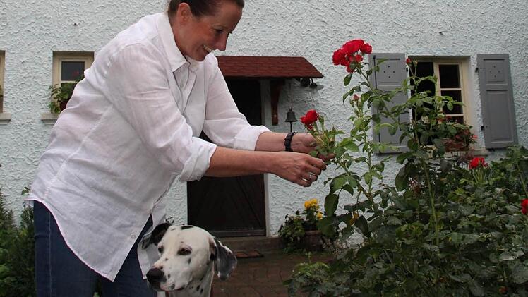 Zusammen mit Ehemann Axel Joliet und Dalmatinermischling "Spot" genießt Cornelia Helfricht das ruhige Leben im 2014 bezogenen Anwesen im Kellerweg in Stadtsteinach. Foto: Matthias Beetz