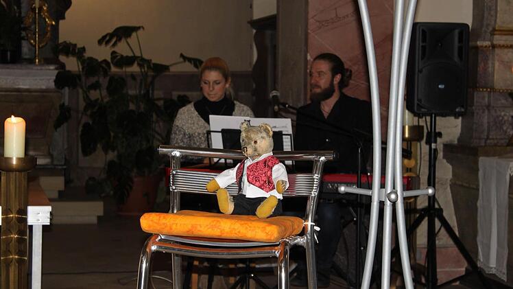 B&auml;r Markus, der "imagin&auml;re Freund im Kleinkind-Alter" von Johannes Simon, verfolgte die Sinnzeit im Altarraum.  Foto: Christiane Reuther