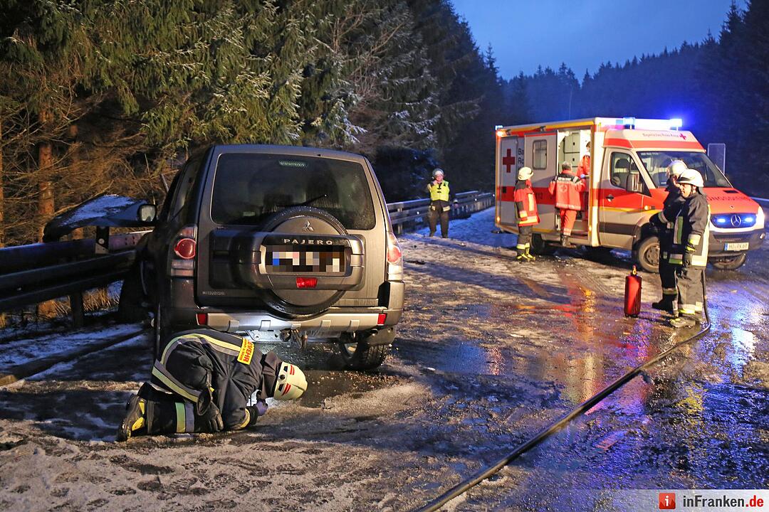 Drei Verletzte bei Unfall auf ploetzlich winterglatten Bundesstrasse
