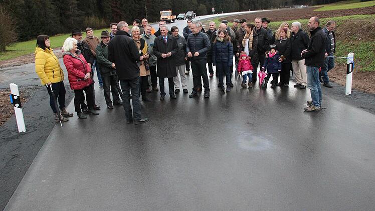Vor dem Durchschneiden des Absperrbandes  Foto: Friedwald Schedel