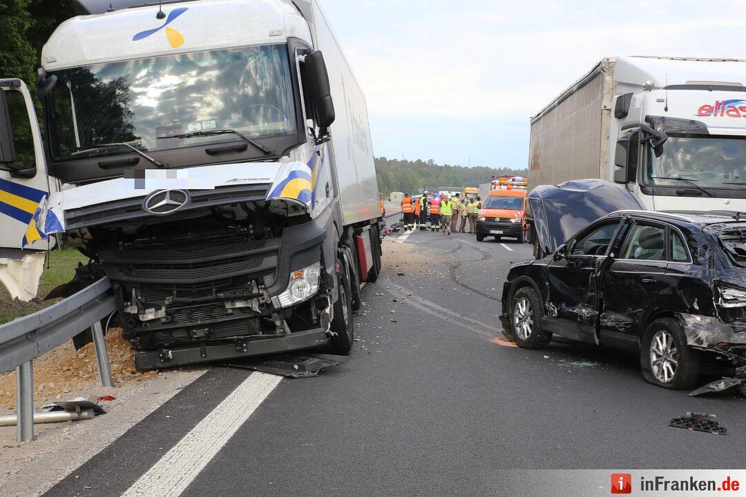 Unfall mit mehreren Fahrzeugen auf der A6 bei Nürnberg-Langwasser