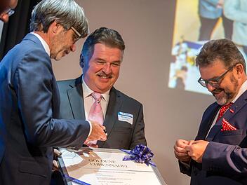 Die Goldene Ehrennadel mit Urkunde verlieh die Handwerkskammer für Oberfranken beim Sommerempfang an Landrat Klaus Peter Söllner. Von links HWK-Hauptgeschäftsführer Thomas Koller, Klaus Peter Söllner und HWK-Präsident Thomas Zimmer.Werner Reißaus