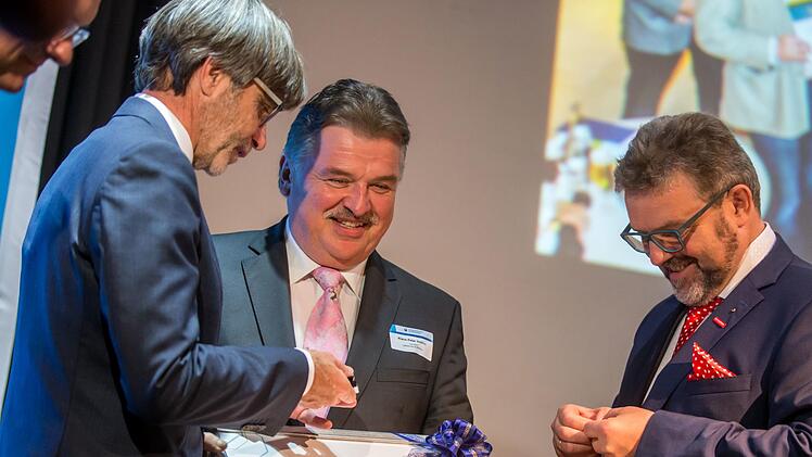Die Goldene Ehrennadel mit Urkunde verlieh die Handwerkskammer für Oberfranken beim Sommerempfang an Landrat Klaus Peter Söllner. Von links HWK-Hauptgeschäftsführer Thomas Koller, Klaus Peter Söllner und HWK-Präsident Thomas Zimmer.Werner Reißaus