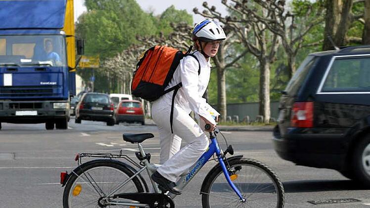 Rücksichtslos trat ein unbekannter Mann in Bad Brückenau nach einem neunjährigen Radler. Der verlor das Gleichgewicht und geriet auf die Straße. Symbolbild:  DVR/dpa