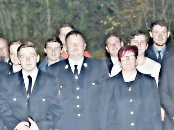 Aus dem Gemeindegebiet Maroldsweisach, aus dem Landkreis Coburg und aus der Gemeinde Hellingen in Thüringen kommen diese jungen Wehrleute, die gemeinsam an der Truppmannausbildung teilnahmen. Mit im Bild die Bürgermeister Christopher Other aus Hellingen und Wolfram Thein aus Maroldsweisach.  Foto: Helmut Will