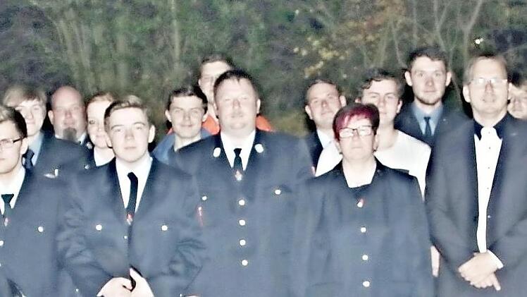 Aus dem Gemeindegebiet Maroldsweisach, aus dem Landkreis Coburg und aus der Gemeinde Hellingen in Thüringen kommen diese jungen Wehrleute, die gemeinsam an der Truppmannausbildung teilnahmen. Mit im Bild die Bürgermeister Christopher Other aus Hellingen und Wolfram Thein aus Maroldsweisach.  Foto: Helmut Will