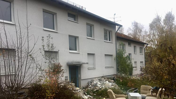 Das frühere Übergangswohnheim in Oberwildflecken entwickelt sich immer mehr zur Geisterstadt mitten im Dorf. Foto Sebastian Schmitt