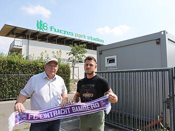 Eintracht-Fan Philipp Juraschek (rechts) und Günter Lückemeier vom Hauptsponsor BKM Mannesmann beklagen, dass der Innenraum des Fuchspark-Stadions noch immer gesperrt ist.  Foto: Barbara Herbst
