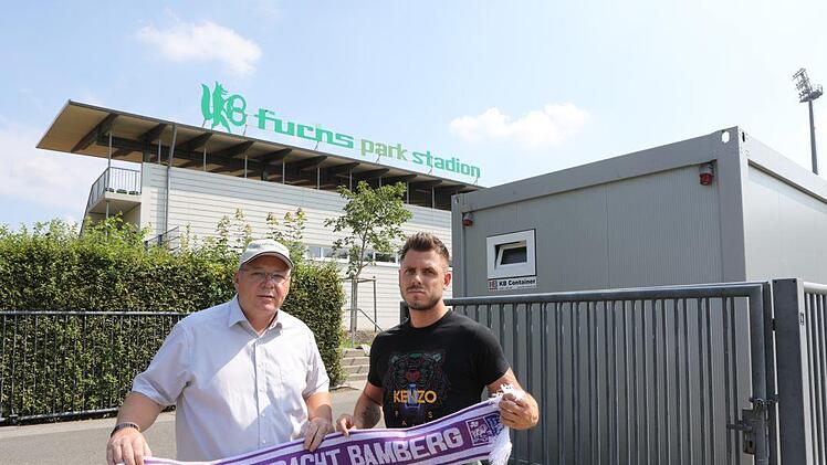 Eintracht-Fan Philipp Juraschek (rechts) und Günter Lückemeier vom Hauptsponsor BKM Mannesmann beklagen, dass der Innenraum des Fuchspark-Stadions noch immer gesperrt ist.  Foto: Barbara Herbst