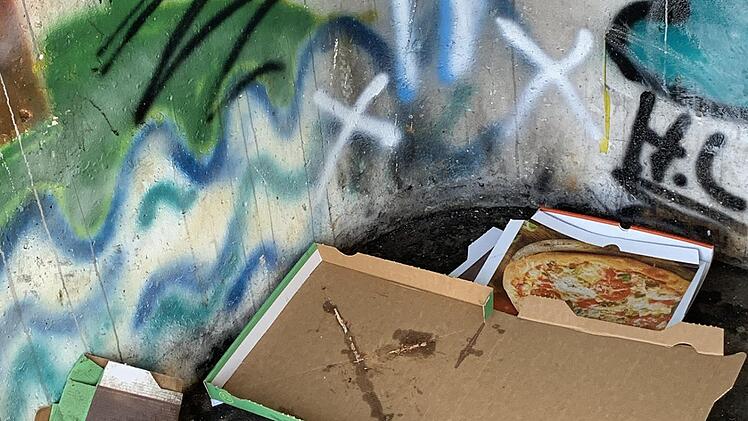Die Pizzakartons und Ayran-Becher stammen von einer Gruppe, die nächtens auf dem Skaterplatz feiert.Sonny Adam