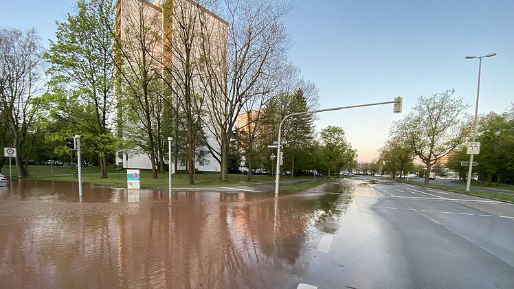 Straße nach Wasserrohrbruch überflutet