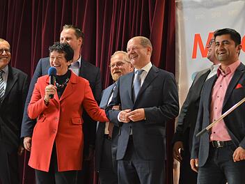 Die Kulmbacher Landtagsabgeordnete Inge Aures begrüßt Olaf Scholz 2019 bei einer Wahlkampfveranstaltung in Bischofsgrün. Foto: privat