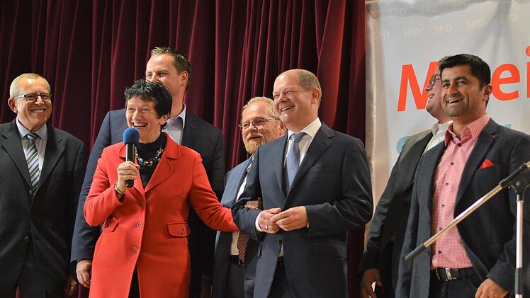 Die Kulmbacher Landtagsabgeordnete Inge Aures begrüßt Olaf Scholz 2019 bei einer Wahlkampfveranstaltung in Bischofsgrün. Foto: privat