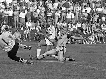 Der Stuttgarter Mittelstürmer Jürgen Klinsmann eröffnete den Torreigen beim 17:0-Erfolg des VfB Stuttgart. In dieser Szene scheiterte der spätere Bundestrainer aber an Bad Kissingens Torhüter Peter Steuerwald. Foto: Reith