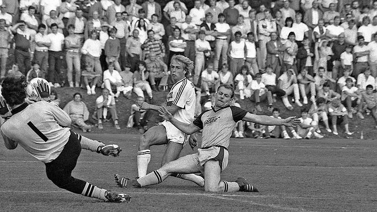 Der Stuttgarter Mittelstürmer Jürgen Klinsmann eröffnete den Torreigen beim 17:0-Erfolg des VfB Stuttgart. In dieser Szene scheiterte der spätere Bundestrainer aber an Bad Kissingens Torhüter Peter Steuerwald. Foto: Reith