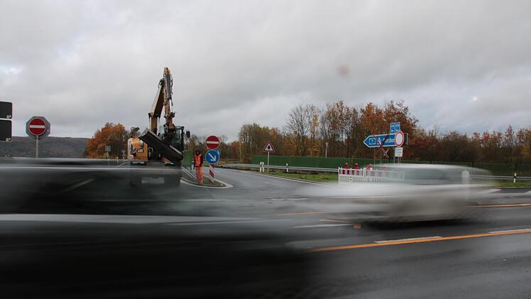Die zuständige Baufirma hat am Freitag eigens einen Mitarbeiter abgestellt, um Autofahrer an der Fahrt auf die A 7 in Richtung Würzburg zu hindern.