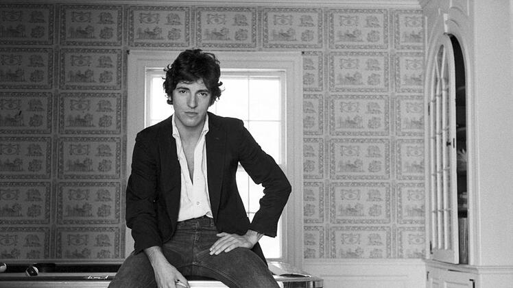 So lie&szlig; sich der amerikanische Musiker Bruce Springsteen im Januar 1977 zu Hause in New Jersey fotografieren. Damals wurde er 28 Jahre alt.