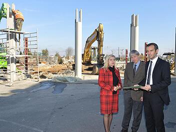Johannes Schulz-Hess (rechts) mit Staatsekretärin Melanie Huml und Thomas Engel, die den Förderbescheid überbrachten. Foto: Ronald Rinklef
