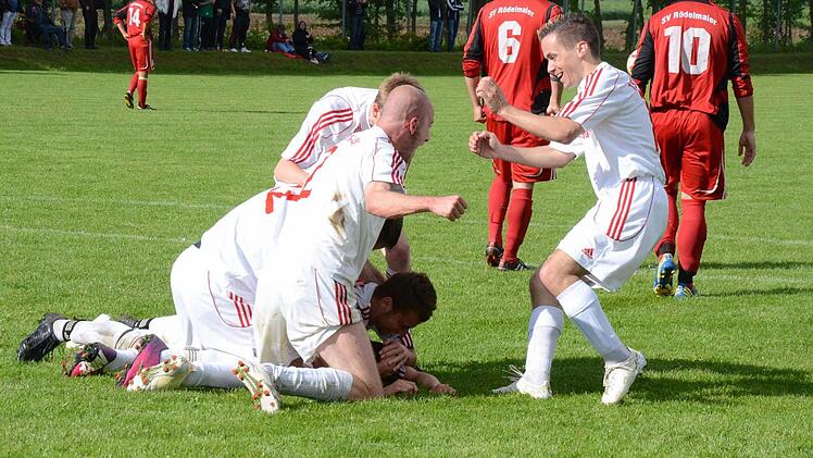 Der verschwundene Torschütze: Nach seinem Führungstreffer wird der Reiterswiesener Fabian Renninger von seinen Teamkollegen vor Freude fast erdrückt. Foto: Jürgen Schmitt