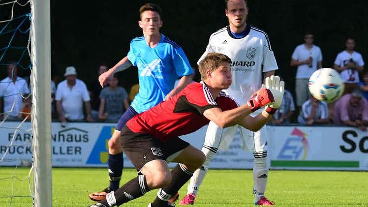 Szene vom Spiel des VfB Burglauer (weiße Trikots) gegen Eichenhausen/Saal (2:3). Foto: Anand Anders