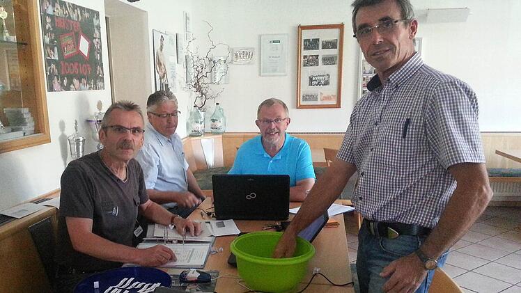 Die Lose für die Pokalspiele zog der Vorsitzende des SV Reitsch, Jochen Lang (rechts). Mit im Bild die Spielgruppenleiter Egon Grünbeck und Bernd Geier sowie Kreisspielleiter Helmut Dinkel (von links). Foto: privat