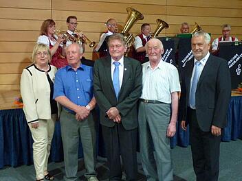 Christine Sengenberger und Karl Baum (r.) zeichneten Ernst Brandt, Richard Helm und Leonhard Schlager für 50 Jahre Mitgliedschaft aus. Fotos: privat