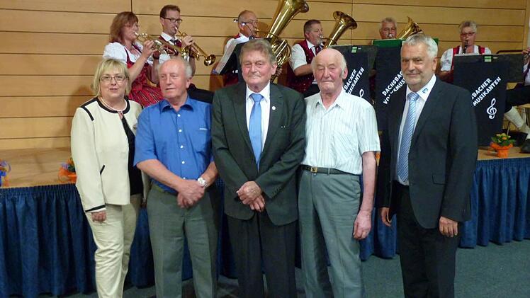 Christine Sengenberger und Karl Baum (r.) zeichneten Ernst Brandt, Richard Helm und Leonhard Schlager für 50 Jahre Mitgliedschaft aus. Fotos: privat