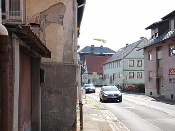 Einige Stellen der Diebacher Ortsdurchfahrt sehen alles andere als einladend aus. Mit einer umfassenden Dorferneuerung strebt die Stadt Hammelburg nun eine attraktivere Gestaltung des Altortes an. Foto: Markus Reeh