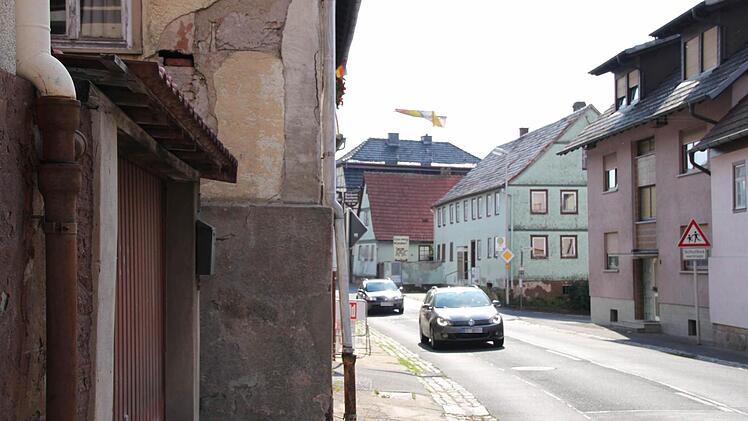 Einige Stellen der Diebacher Ortsdurchfahrt sehen alles andere als einladend aus. Mit einer umfassenden Dorferneuerung strebt die Stadt Hammelburg nun eine attraktivere Gestaltung des Altortes an. Foto: Markus Reeh