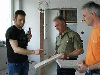 Materialauswahl für das Feuerwehrhaus in Trossenfurt: Bauamtsleiter Marcus Tropper (links) stellte Muster für den Gebäudesockel vor.  Foto: sw