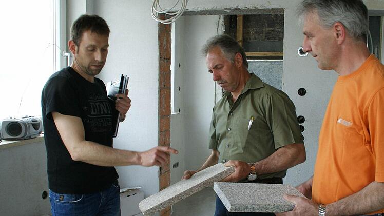 Materialauswahl für das Feuerwehrhaus in Trossenfurt: Bauamtsleiter Marcus Tropper (links) stellte Muster für den Gebäudesockel vor.  Foto: sw