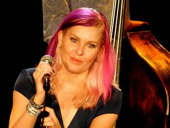 Malene Mortensen gab im Kurtheater einen Einblick in die stilistisch breite Palette ihrer Eigenkompositionen und Arrangements. Foto: Ahnert