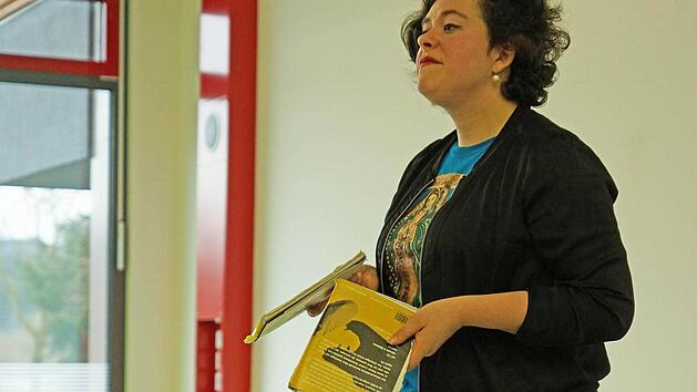Die Ingeborg-Bachmann-Preistr&auml;gerin Nora Gomringer begeisterte die Sch&uuml;lerinnen und Sch&uuml;ler der Q11 dank ihrer Gedichte und und ihrer Authentizit&auml;t.  Foto: Matthias Schneider