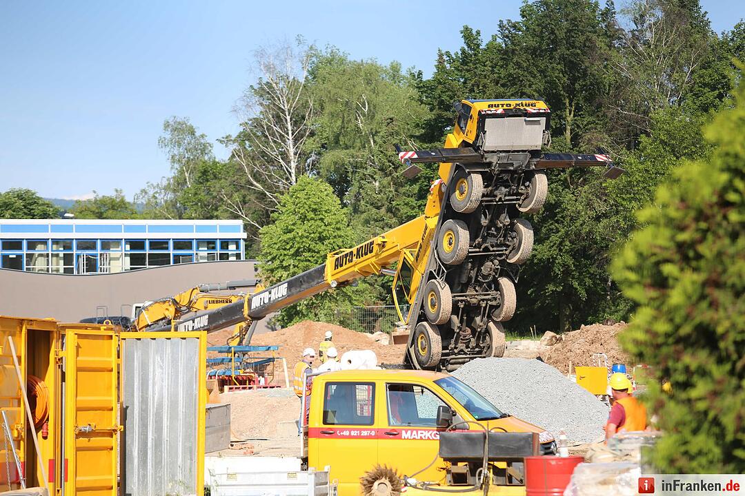 Autokran auf Baustelle in Bayreuth umgestürzt